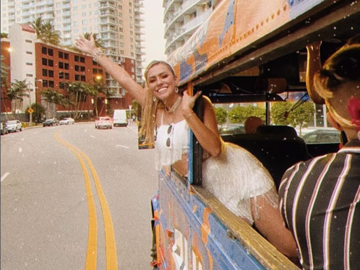 Grupo celebrando a bordo de un party bus decorado en Miami